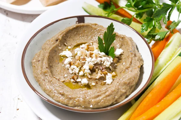 Mediterrane Vorspeise - Hummus und frisches Gemüse, Nahaufnahme — Stockfoto