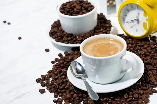 Чашка эспрессо на кофейных зерен на белом фоне — стоковое фото
