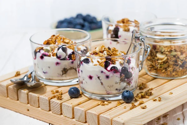 Vasos con desayuno saludable con arándanos, yogur y gran —  Fotos de Stock