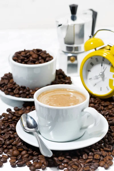 Taza de café espresso en granos de café sobre fondo blanco, vertical — Foto de Stock