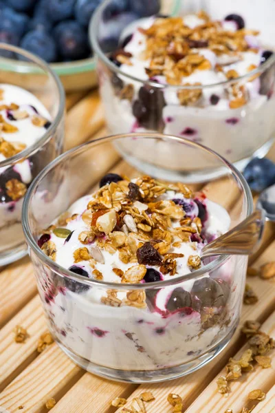 Gelas dengan makanan penutup yang sehat dengan blueberry, yogurt dan muesli — Stok Foto