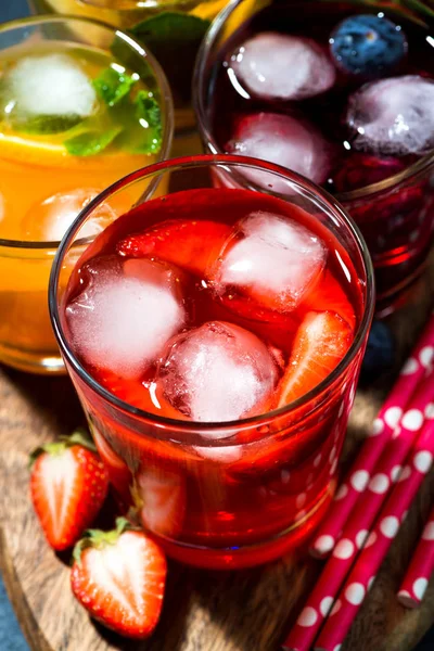 Napoje owocowe i jagodowe z lodem w asortymencie, widok z góry blisko — Zdjęcie stockowe