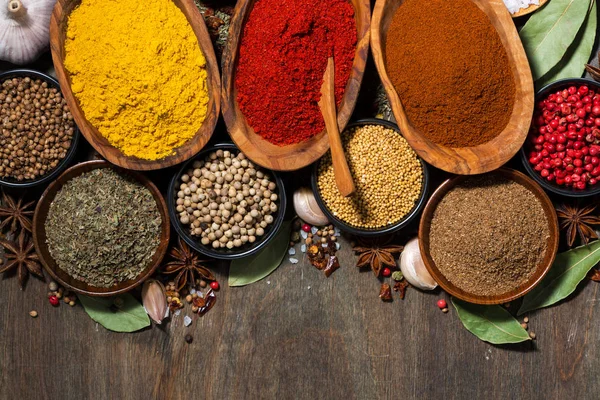 ahşap bir arka plan üzerinde baharat çeşitleri, üst görünümü