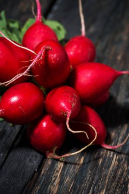 ahşap arka planda demet taze turp, dikey