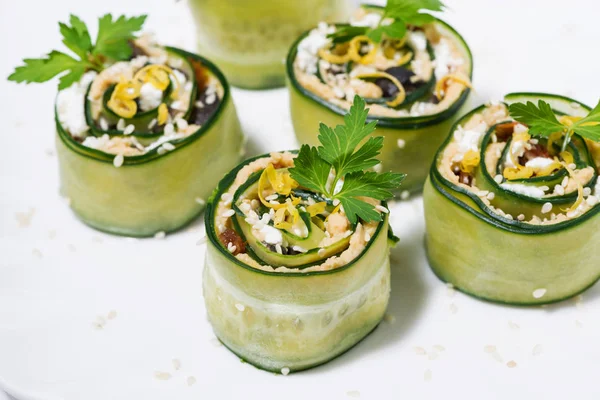 Fresh vegetarian rolls with cucumber and hummus, top view — Stock Photo, Image