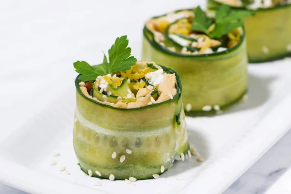 Healthy vegetarian rolls with cucumber and hummus, closeup — Stock Photo, Image