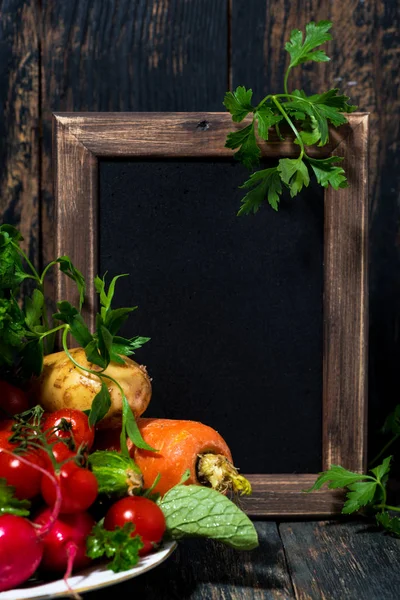 Тарілка зі свіжими сезонними овочами та фоном для тексту, v — стокове фото