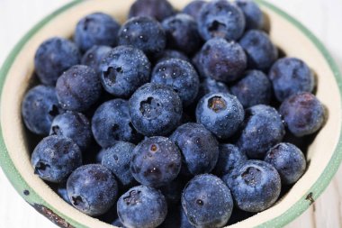 bir kase taze sulu yaban mersini, closeup