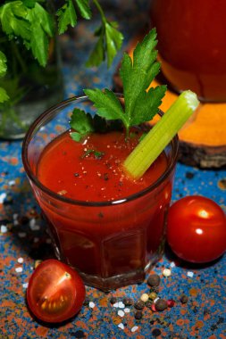 tuz ve kereviz ile taze domates suyu, dikey closeup