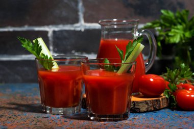 cam bardak kereviz ile taze domates suyu
