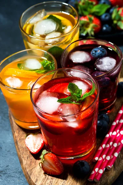 Meyve ve meyve içecekler iyelik buz, dikey üst v — Stok fotoğraf
