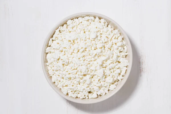 Tazón de queso cottage fresco de granja sobre un fondo blanco — Foto de Stock