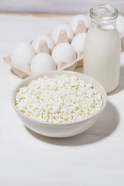 Миска свежего домашнего сыра и яиц — стоковое фото