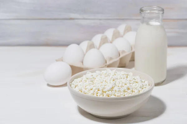 Produkty mleczne gospodarstwa, twaróg, mleko i jaja — Zdjęcie stockowe