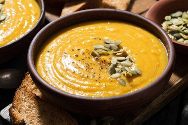 Bir kasede, closeup lezzetli balkabağı çorbası