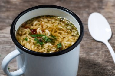 ahşap masada bir kupa erişte ile sıcak tavuk çorbası