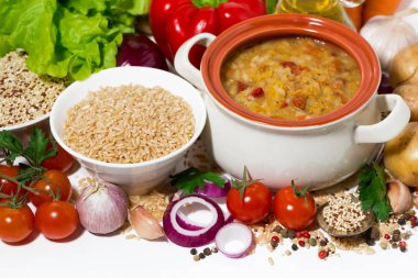 Mercimek ve beyaz bir arka plan üzerinde sebze ile sağlıklı çorbası