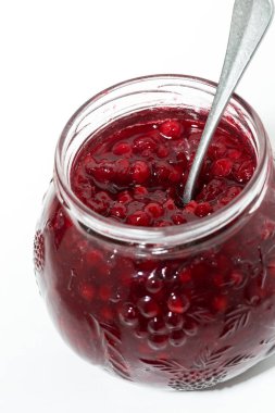 beyaz arka plan üzerinde tatlı böğürtlen reçeli ile kavanoz, dikey 