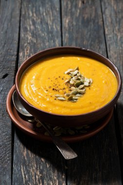 Ahşap masada balkabağı çorbası