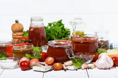 Domates Sos, makarna ve Beyaz ahşap masa üzerinde taze malzemeler