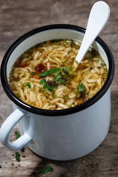 Sup ayam panas dengan mie dalam cangkir, closeup vertikal — Stok Foto