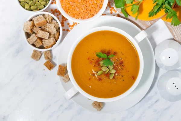 Суп из тыквы и чечевицы и ингредиентов, вид сверху — стоковое фото