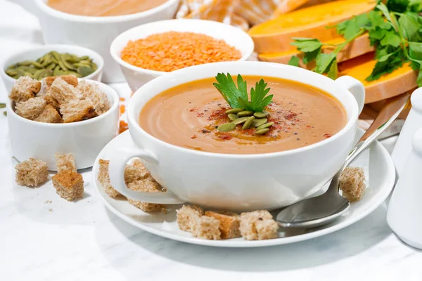 Kabak ve mercimek çorbası ve malzemeler — Stok fotoğraf
