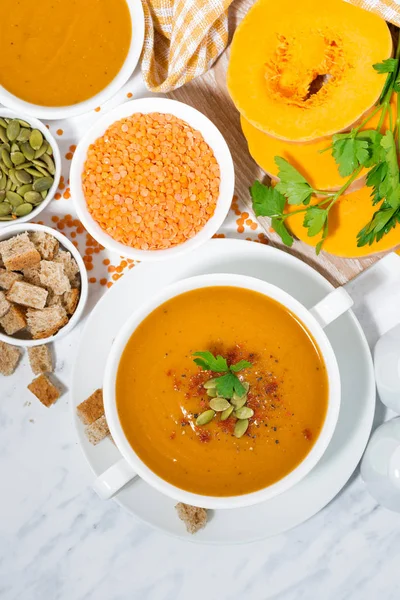 Суп з гарбуза і сочевиці та інгредієнти, вертикальний вид зверху — стокове фото