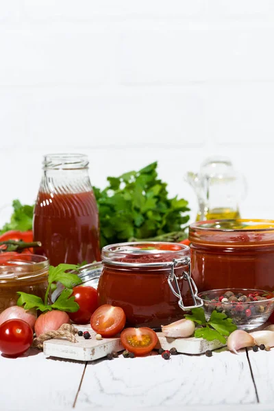 Sughi di pomodoro, pasta e ingredienti freschi — Foto Stock