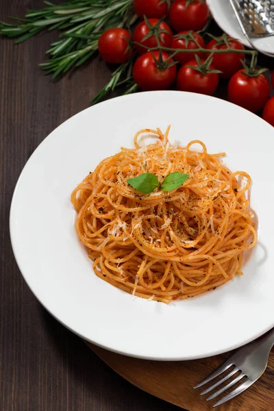 Spaghetti met tomatensaus, verticaal, bovenaanzicht — Stockfoto