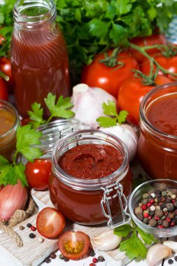 domates sosları, makarna ve malzemeler, dikey