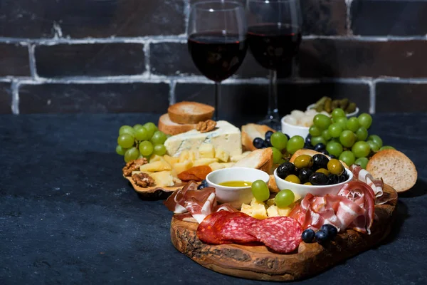 kırmızı şarap ve çeşitli gurme peynirler iki bardak