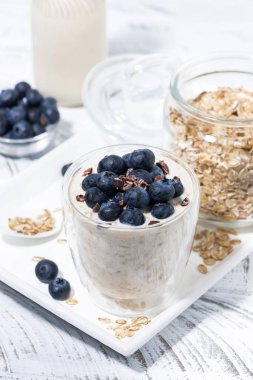 bir bardak taze yaban mersini ile bircher müsli