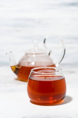 beyaz arka plan üzerinde çay ve çaydanlık cam fincan, dikey