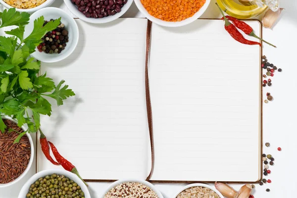 Libro de recetas y surtido de legumbres, primer plano — Foto de Stock