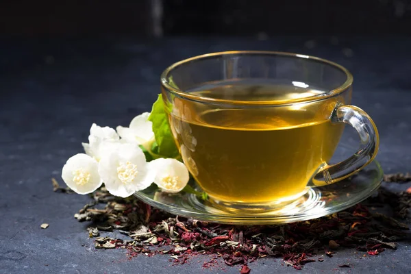 Taza de té de jazmín fragante en una mesa oscura — Foto de Stock