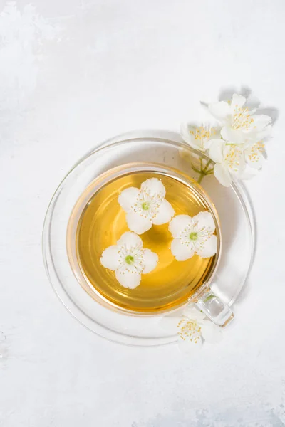 Tasse de thé vert parfumé frais au jasmin, vue verticale sur le dessus — Photo