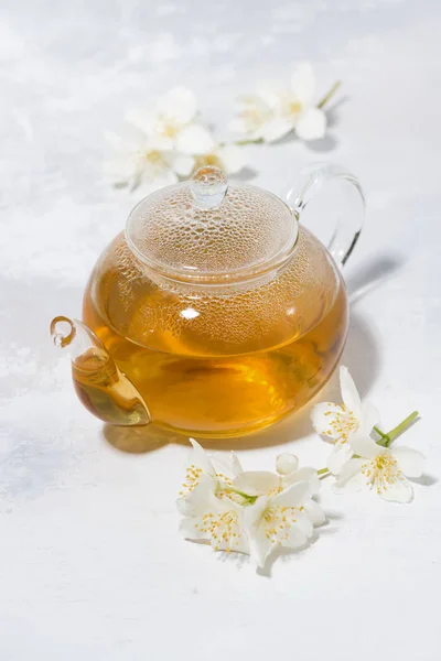 Tè verde al gelsomino fresco aromatizzato in una teiera di vetro — Foto Stock