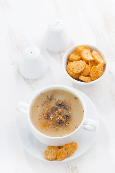 Delicious mushroom cream soup with croutons on white table — Stock Photo, Image