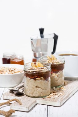 Kahvaltı için reçel ve muz ile tatlı yulaf puding, dikey