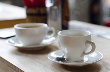 bir kahve dükkanında iki kahve fincanı