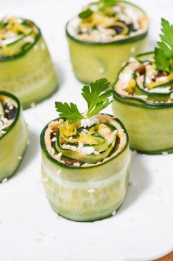 salatalık ve humus ile vejetaryen rulo, dikey