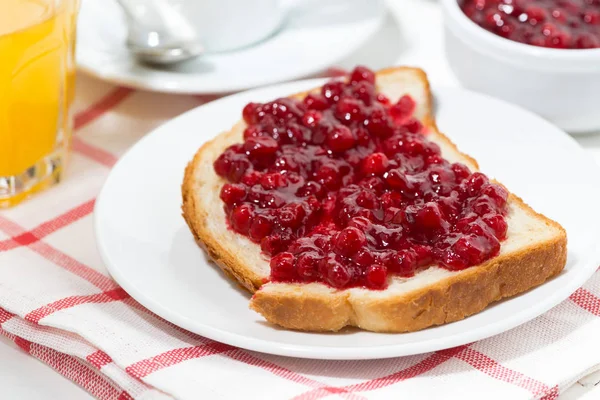 Toast with cranberry jam for breakfast, closeup — Stock Photo, Image