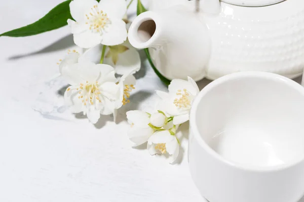 Biały pialat, herbata i jaśmin. japońska herbata party, widok z góry — Zdjęcie stockowe