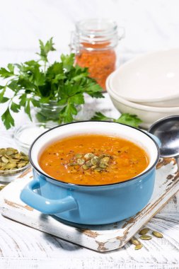 sağlıklı öğle yemeği. bir tencerede mercimek ile baharatlı kabak çorbası