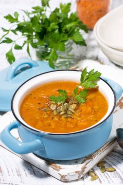 sağlıklı öğle yemeği. bir tencerede baharatlı kabak çorbası, dikey