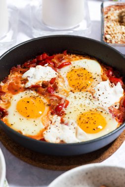 bir tavada shakshuka kızarmış yumurta, dikey