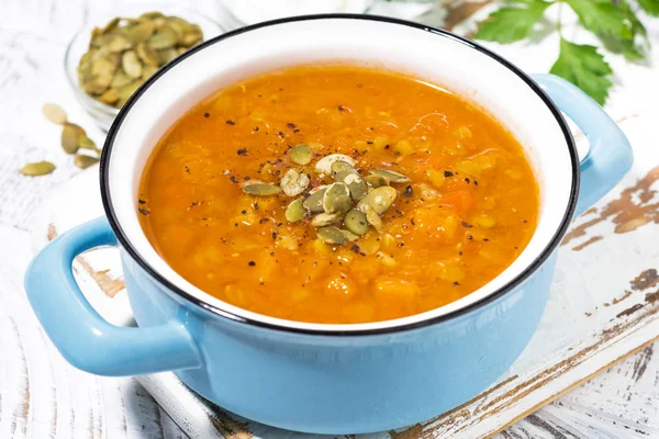 Almuerzo saludable. sopa de calabaza picante en una cacerola, vista superior — Foto de Stock