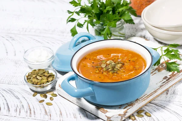 Здоровый обед. острый тыквенный суп с чечевицей в кастрюле — стоковое фото