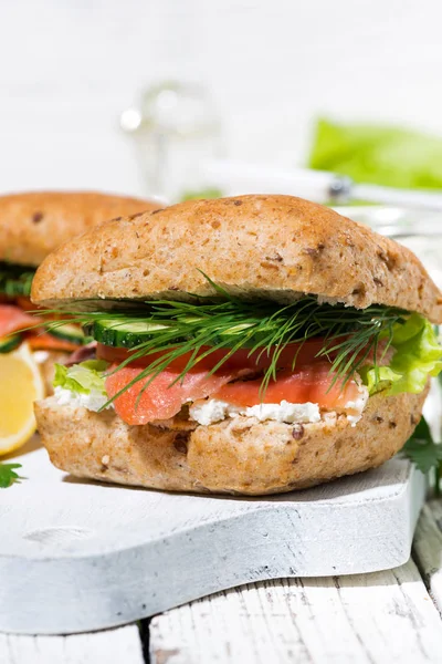 Sándwich con pescado salado y queso crema sobre tabla de madera blanca —  Fotos de Stock